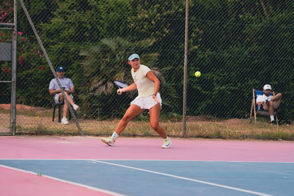 A player setting up a forehand during a Tennis Showcase 2026 match in Cap d'Agde.