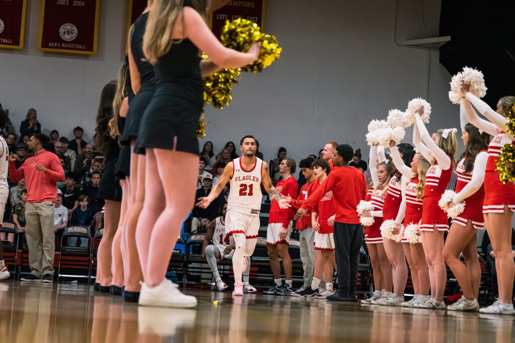 Un étudiant-athlète entre sur le terrain lors d'un match de basketball universitaire aux États-Unis. Cette image illustre l'expérience sportive et académique vécue par les étudiants-athlètes évoluant en NCAA dans les universités américaines.