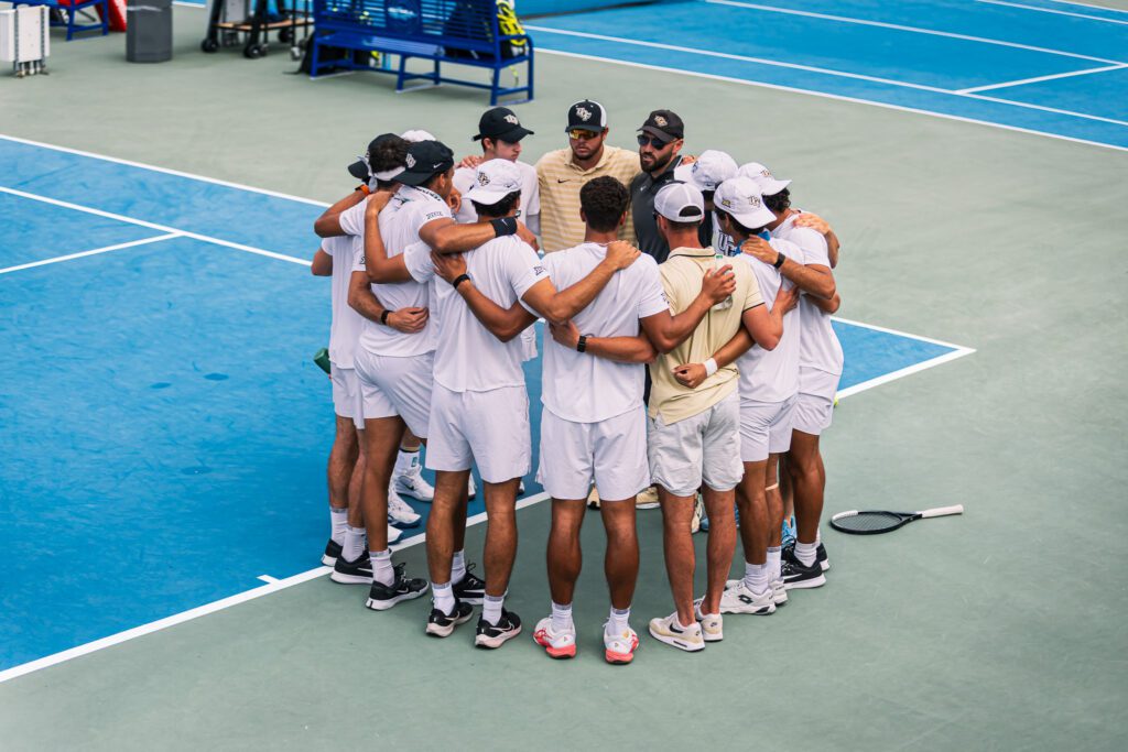 Des joueurs de tennis universitaires se réunissent avant une rencontre aux États-Unis. Cette image représente l'esprit d'équipe, l'encadrement sportif et l'expérience d'étudiant-athlète dans le système universitaire américain, en NCAA, NAIA ou NJCAA.