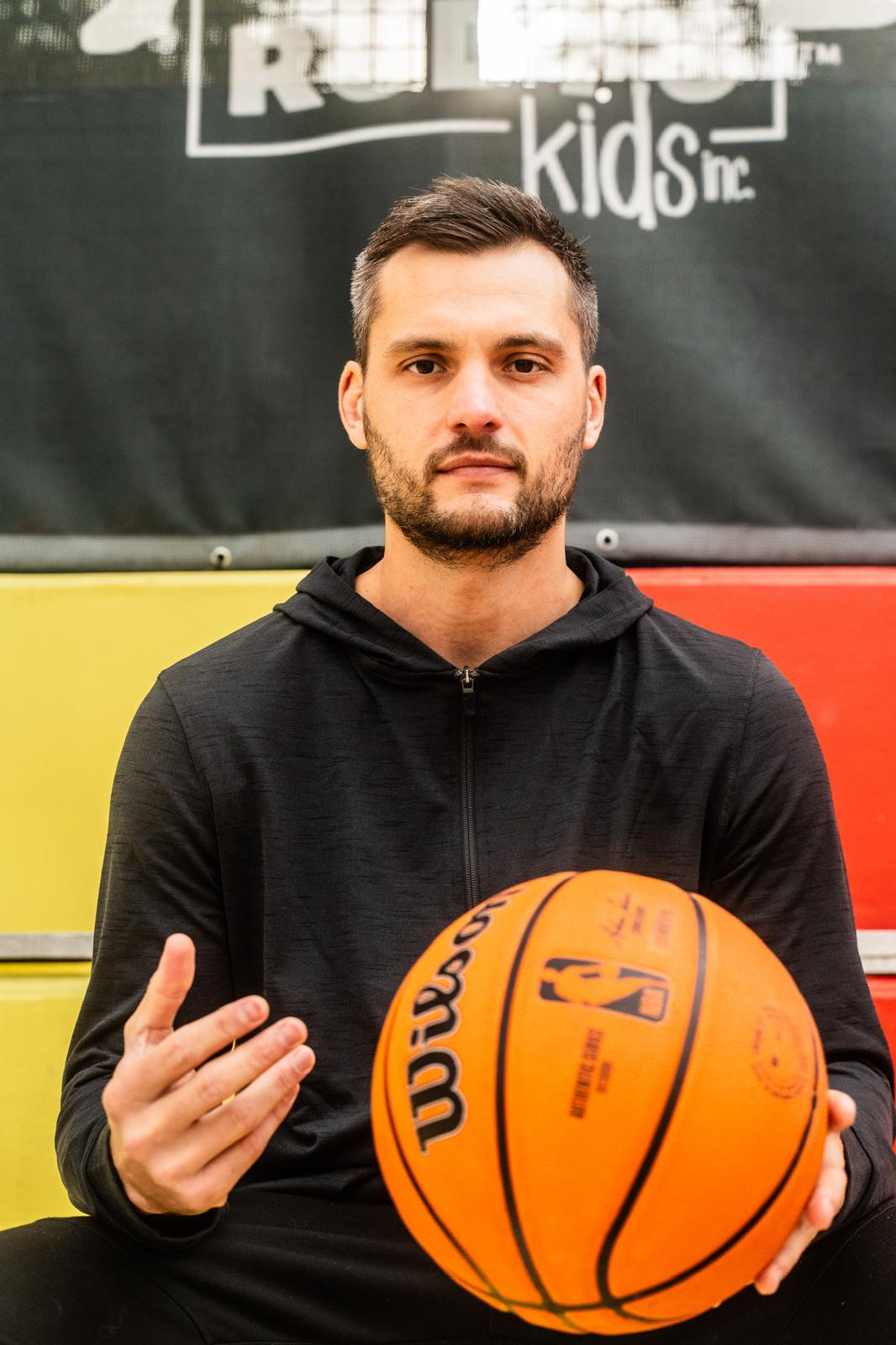 Brice Vinson, directeur de ProcessUS Basketball, Il accompagne les joueurs de basketball dans leur projet sportif et universitaire aux États-Unis au sein de ProcessUS Basketball.
