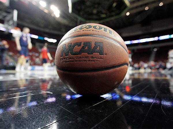Ballon de basketball NCAA dans une salle universitaire américaine